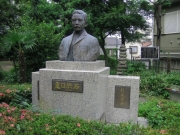 漱石公園　銅像と石jpg-のコ